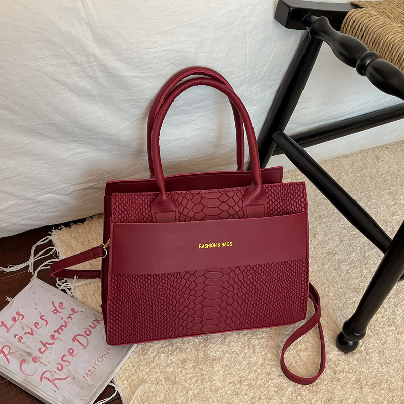 Nicho de moda simple de viaje de hombro mochila para mujeres 2026 esta temporada nuevo estilo retro bolso de mano versátil
