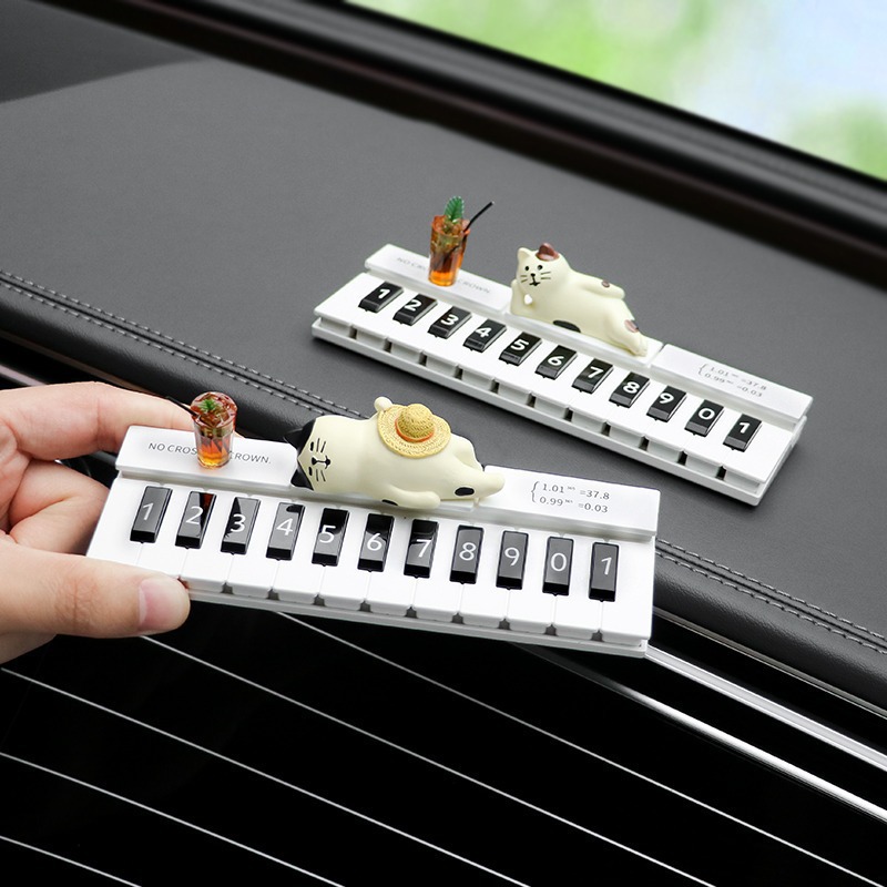 [Pianista perezoso] Número de estacionamiento temporal del automóvil, placa de teléfono móvil del gato, placa de matrícula oculta, mujer