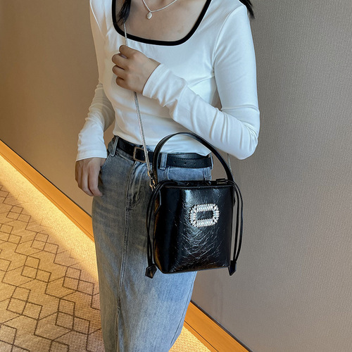 This year's popular bucket bag  summer new chain bag, embellished with diamonds, trendy hand-held top-handle bag for ladies, single shoulder crossbody bag