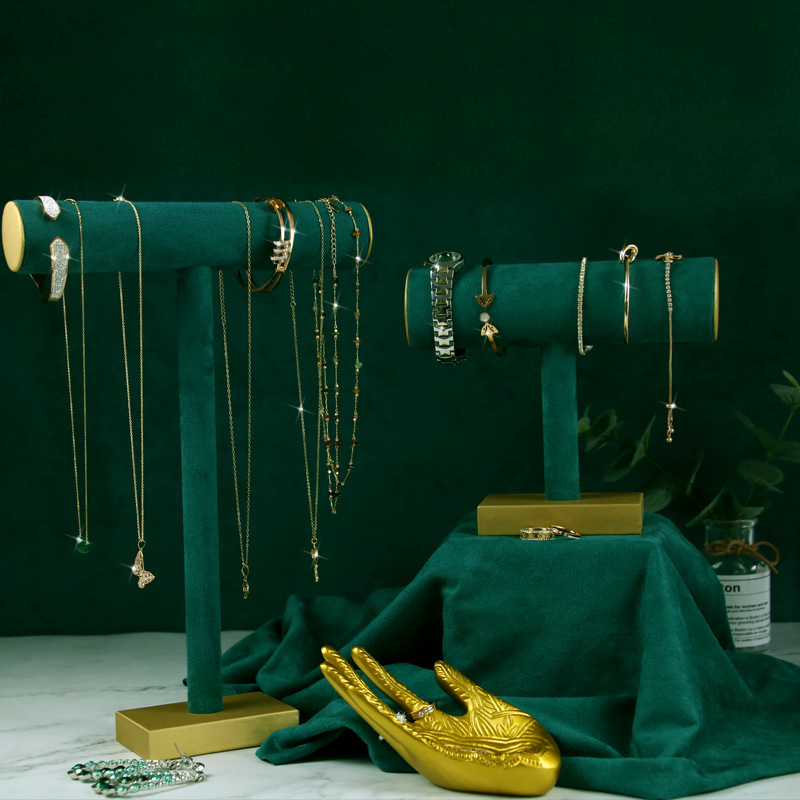 European-style fashionable retro green jewelry stand, brushed leather bracelet, necklace, chain, ring, accessory display and arrangement