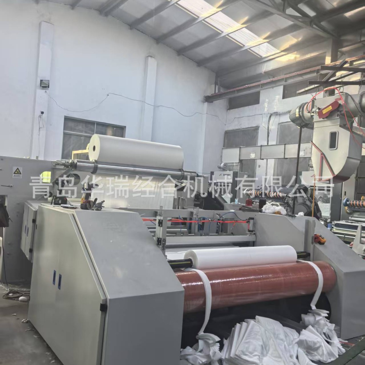 青岛华瑞经合机械制造    国产无纺布卸妆片设备    全自动卸妆棉