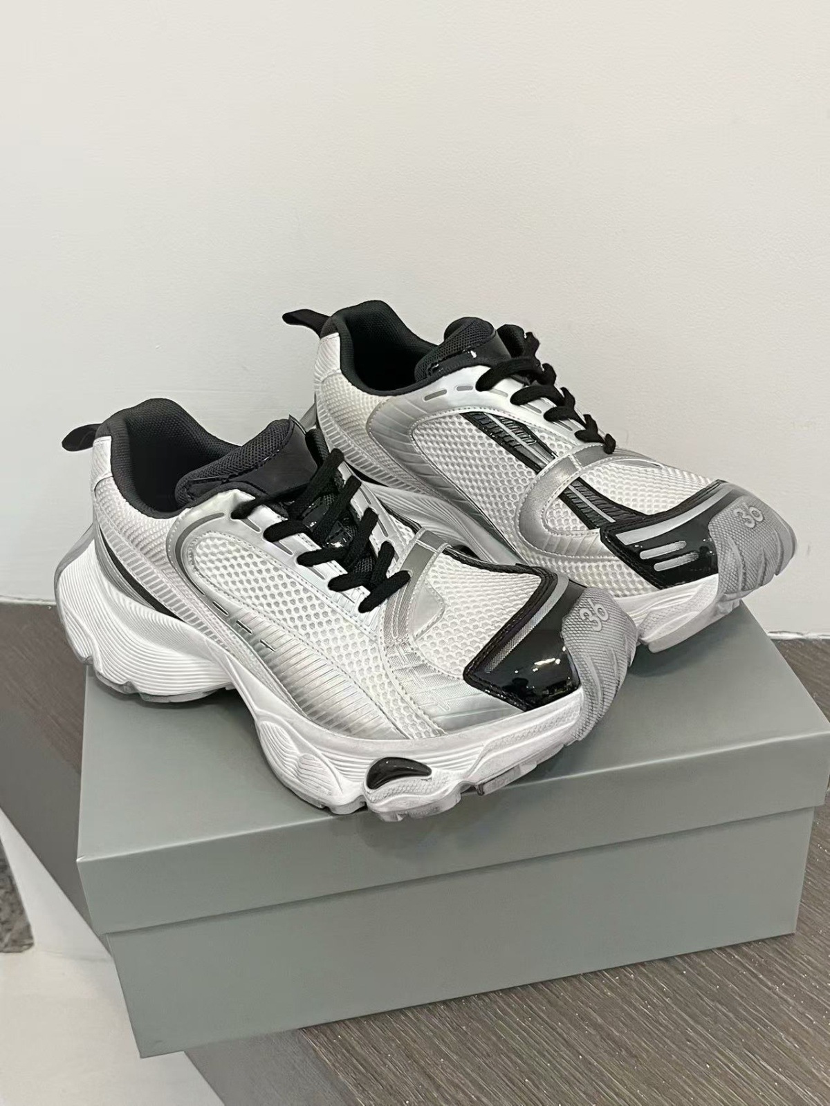 Edición de cuero de vaca ~ 2025 primavera Zhongann mostró pies pequeños zapatos de padre para mujeres con suela gruesa aumentada zapatos deportivos de cuero casuales para mujeres