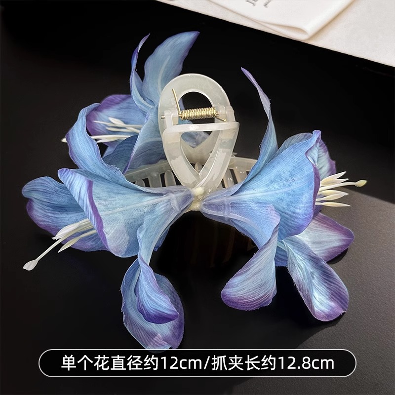 La atmósfera de la simulación estereoscópica de flores de lirio clip de cabello de mujer 2025 nuevo toque de cabeza de primavera rascar clip de pez