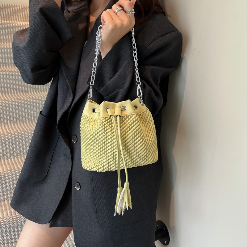 Versión coreana del bolso de cubo de nicho 2025 verano nuevo bolso femenino pequeño bolso de hombro con flecos fresco bolso de mensajero de cadena de moda