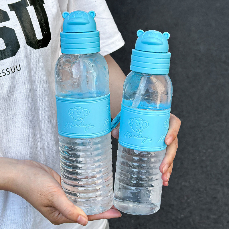 Taza de agua deportiva de verano de dibujos animados para mujeres anti-caída taza de plástico portátil de alta capacidad estudiantes taza de paja de alto valor al por mayor