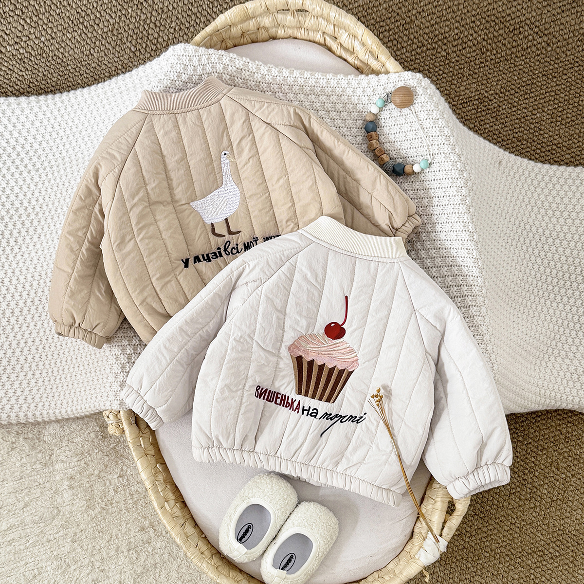 New stylish fleece-lined children's autumn and winter coats, fashionable and warm for boys and girls, embroidered Korean style outerwear cotton-padded jackets.