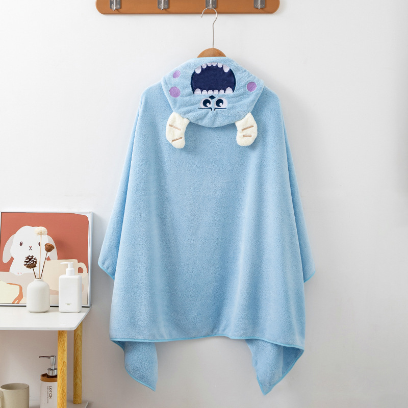 サンゴの赤ちゃんのバスタオルのマントのお風呂は大きなタオルを厚くします。|undefined