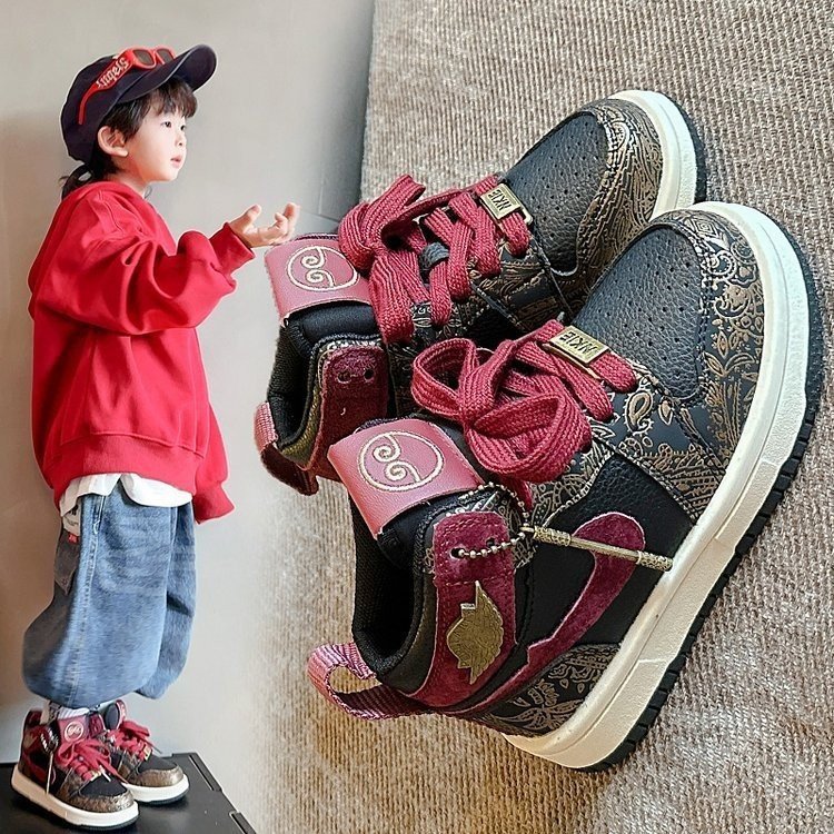 Mitos negros Goku zapatos de skate de alto nivel para niños 2025 primavera y otoño zapatos deportivos para niños con invierno de algodón