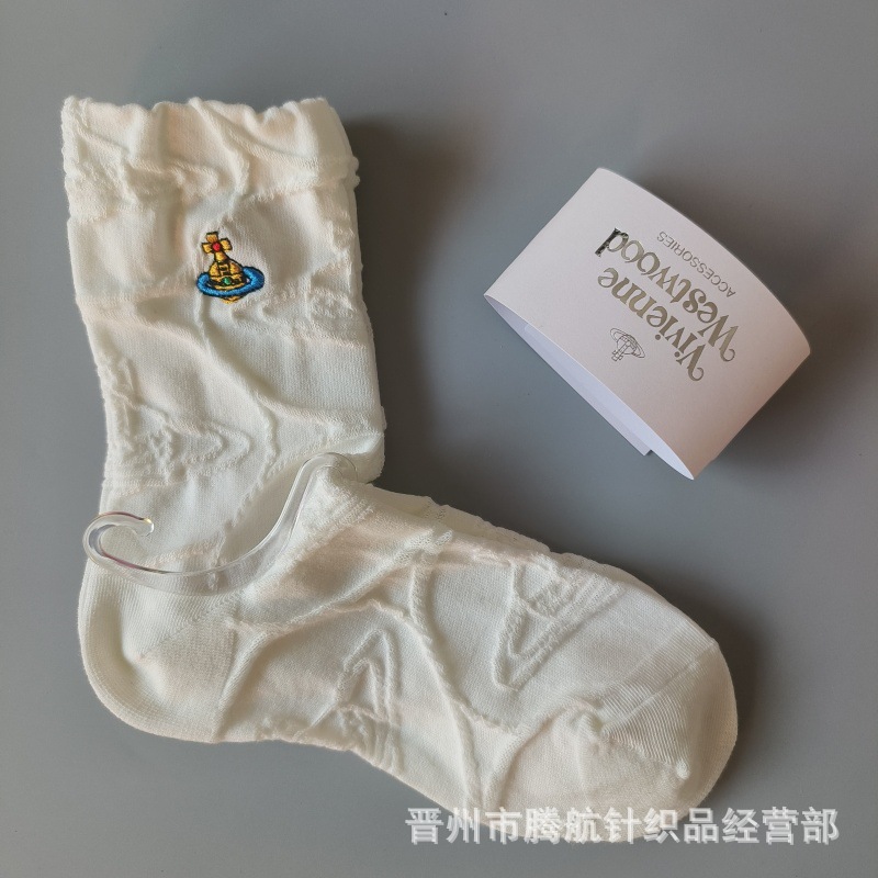 春夏の日本系西太后土星刺繍の立体レリーフの透かし彫りは色のファッションの個性の女性の中筒のファッションの靴下にぶつかります。