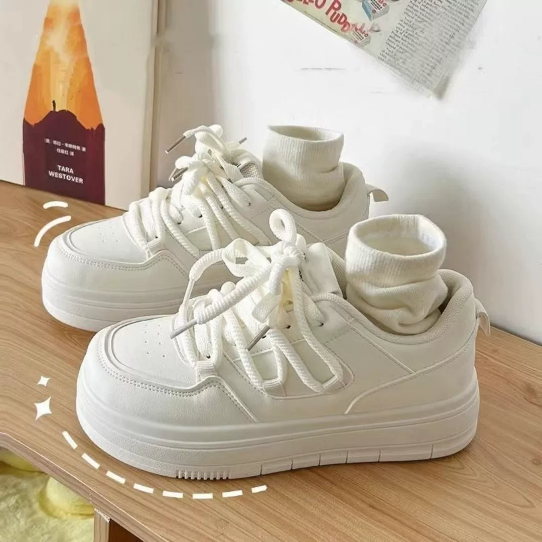 Нишевые дышащие белые туфли на толстой подошве для женщин, осень и зима 2025, новые популярные студенческие универсальные спортивные туфли и туфли для досок.