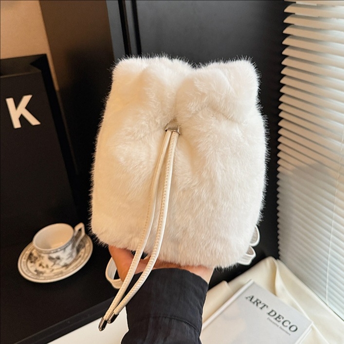 Otoño e invierno bolso peludo 2025 nuevo bolso de peluche lindo de alto valor facial bolso de hombro de mujer casual mochila