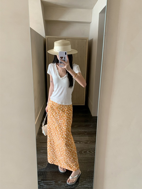 韩系穿搭套装白色v领短袖上衣女夏季碎花裙半身裙海边度假两件套|undefined