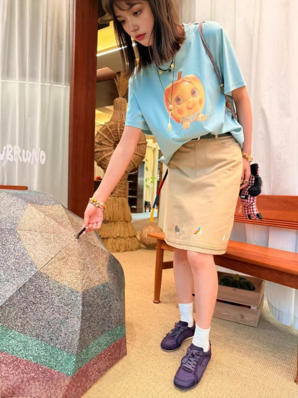 现货AU设计师款新品25早秋新款复古刺绣工装半身裙后开叉童趣中裙|undefined