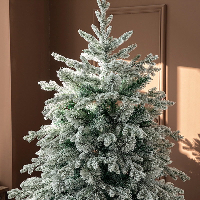 Árbol de Navidad transfronterizo con nieve que cae, adornos navideños, cedro gigante flocado, lujoso árbol de Navidad cubierto de nieve con luces.