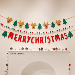 赤と緑と白の毛玉のクリスマスの毛のボールの装飾クリスマスツリーは壁の背景をめぐって装飾品を配置します。