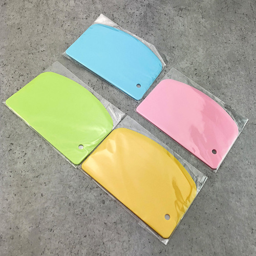 Manufacturer supplies baking tool scraper, PP cream cake flour cutting knife, semicircular plastic scraper with hole