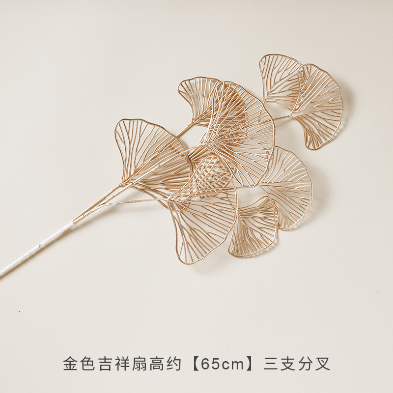 세 개의 가지가 있는 황금색 상서로운 부채