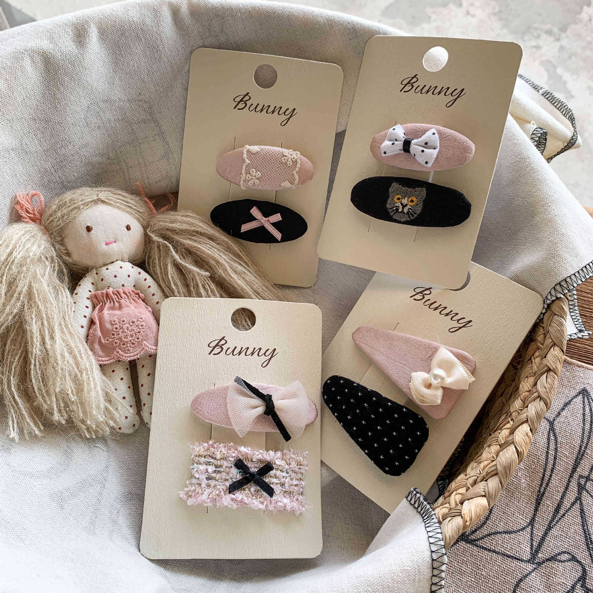 Sugar Pear ropa infantil niñas pinzas de cabello 2025 nuevos niños niñas dibujos animados tela de flores BB pinzas de cabello bebé