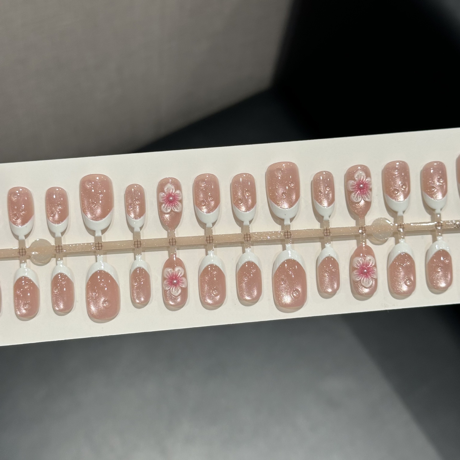 French-Style White Flower Pre-Made Popular Oval Press-On Nails with Glass Beads, Cat Eye Effect, Sweet Girl Style, Resin Nail Stickers