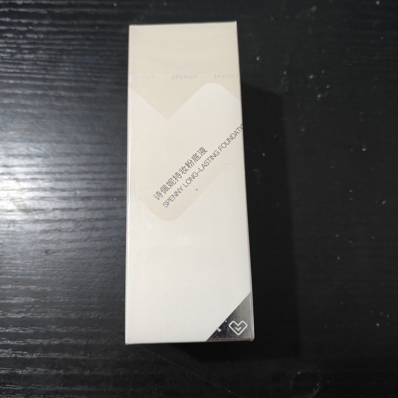 詩ペニーは化粧ファンデーションを持っています。|undefined