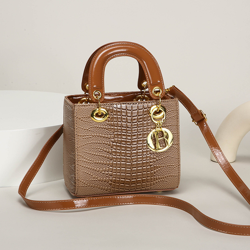 Cross-Border Foreign Trade New Style Princess Diana Bag, Light Luxury Versatile Fashion Women's Bag, Crossbody Shoulder Flap Shiny Women's Trendy Bag