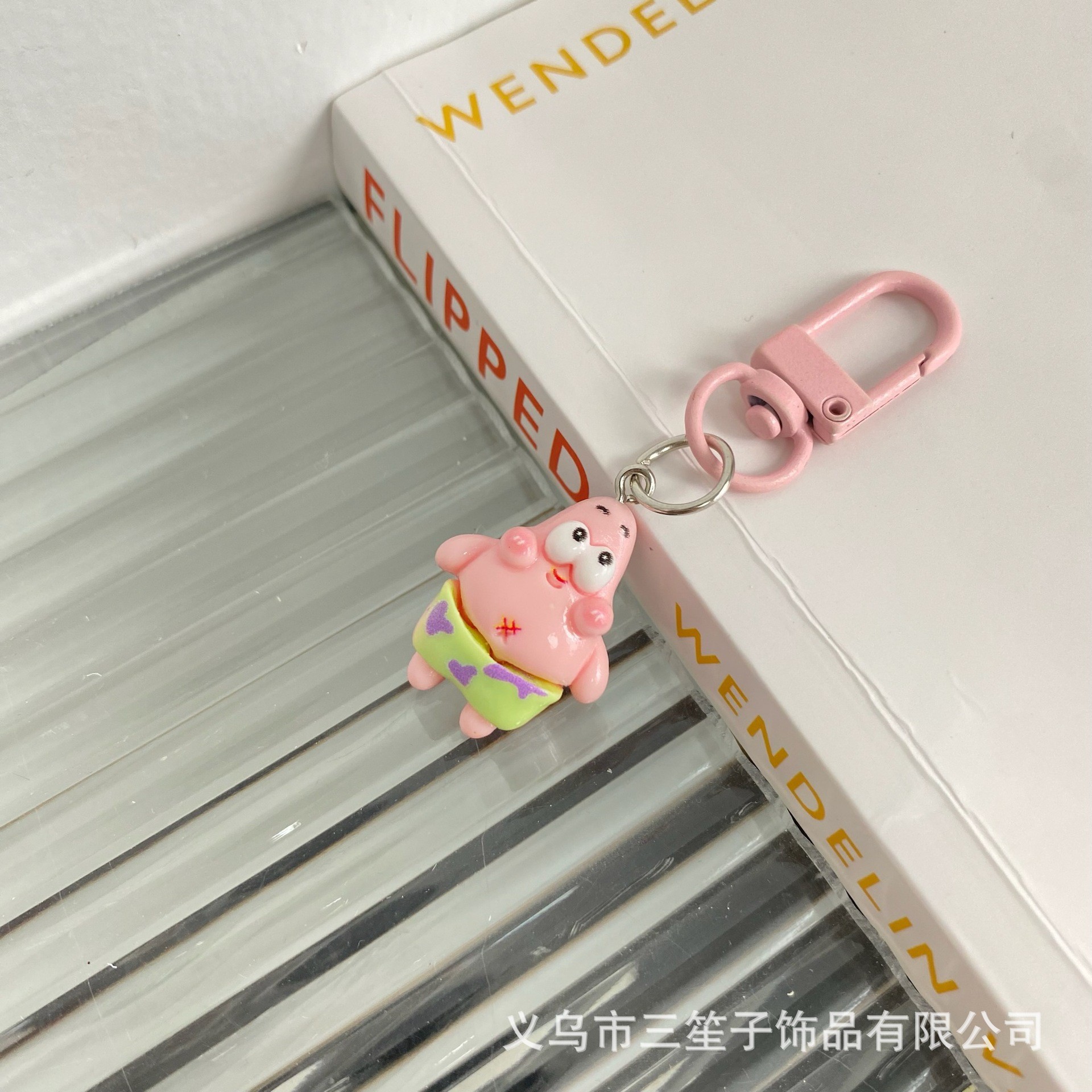 Resina pareja de dibujos animados hecho a mano Bob Esponja llavero 2025 nuevo lindo pequeño colgante estudiante caliente accesorios