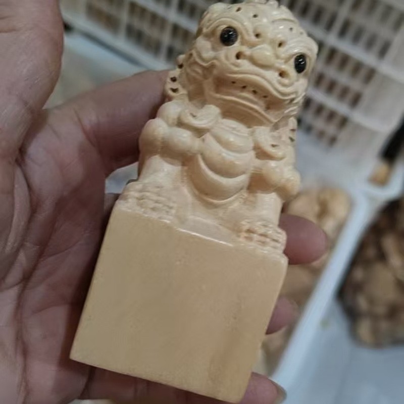 桃木彫刻十二生肖の手の工芸品は桃木の手の木の観光地区の観光工芸品を並べます。|undefined