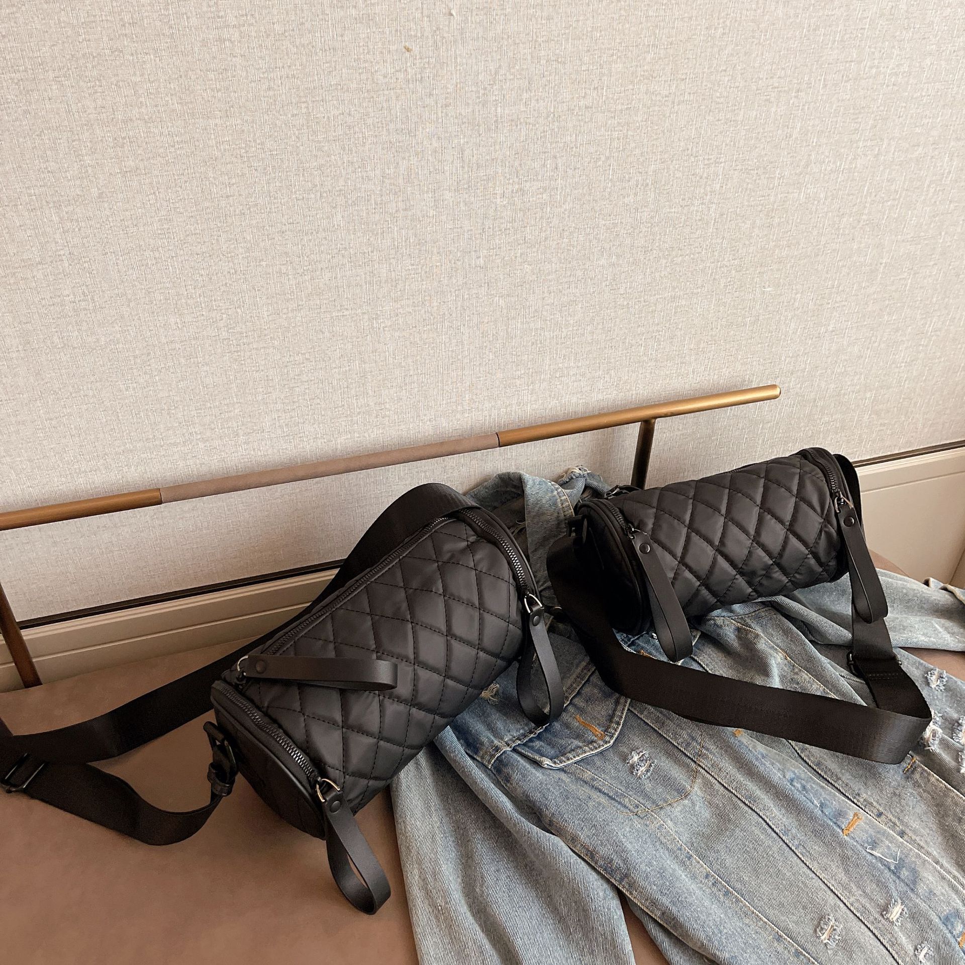 Cuscino a tracolla da donna con cilindro Lingge in tessuto di nylon Oxford 2024 Nuova borsa a secchiello per l'acqua a scacchiera_voghion.com