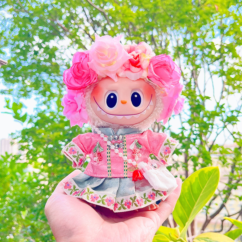 かんざしの花の少女の卸売りの安い17センチの布の服のlabubuの子供の服の一二三世代はパーティーに座っています。|undefined