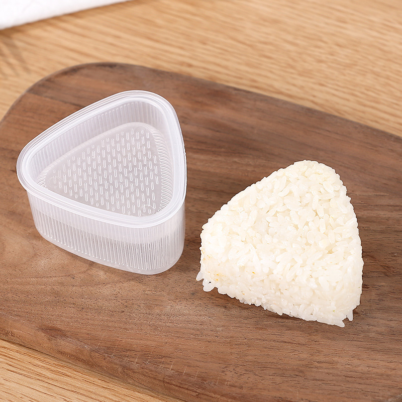 子供のおにぎりの型の海苔はご飯の三角のおにぎりの食品級の材質を包んで作ります。|undefined