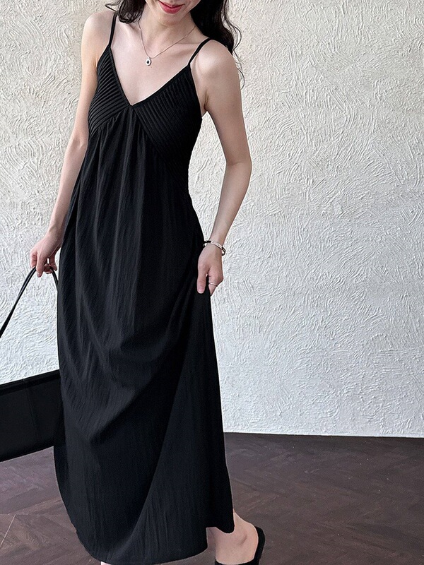 Thin-Strap Pleated Korean-Style Minimalist Dress with a Soft Collar, Suitable for Outings and Photoshoots Thin-Strap Pleated Korean-Style Minimalist Dress with a Soft Collar, Suitable for Outings and Photoshoots
