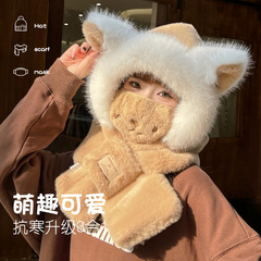 帽子の女性は冬にかわいいキツネのぬいぐるみの帽子のマフラーをまとって防寒風に乗って耳を保護します。