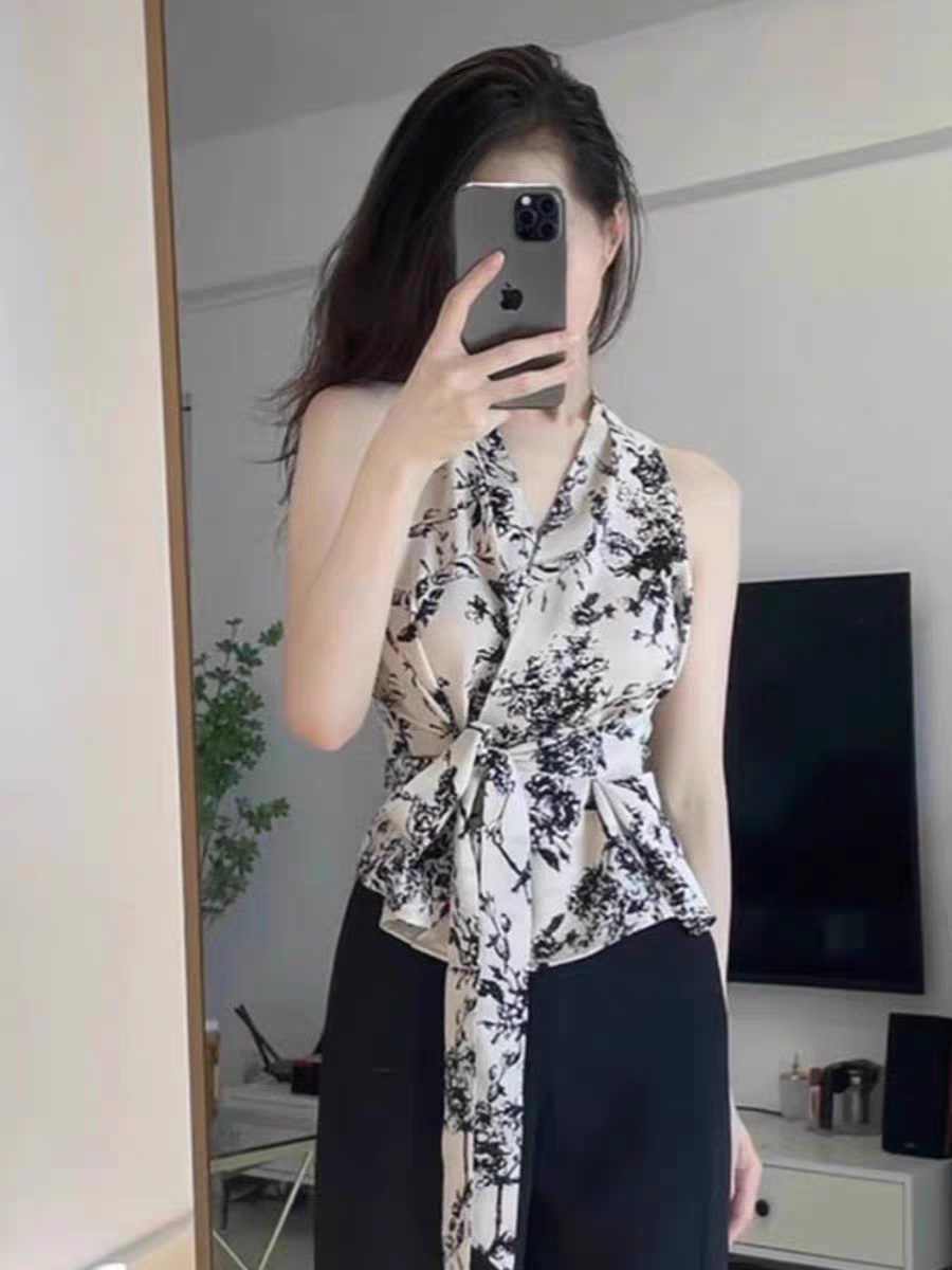 袖のない首の花のシャツの女性2025の新型のデザイン感の小さい大衆のフランス式の独特で美しい小さい上着の夏|undefined