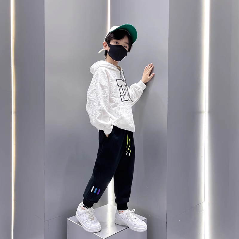 男の子用スウェットパンツ、中型および大型子供用パンツ、春と秋の子供用ファッショナブルな服、ハンサムな韓国風スウェットパンツ、男の子用ルーズパンツ