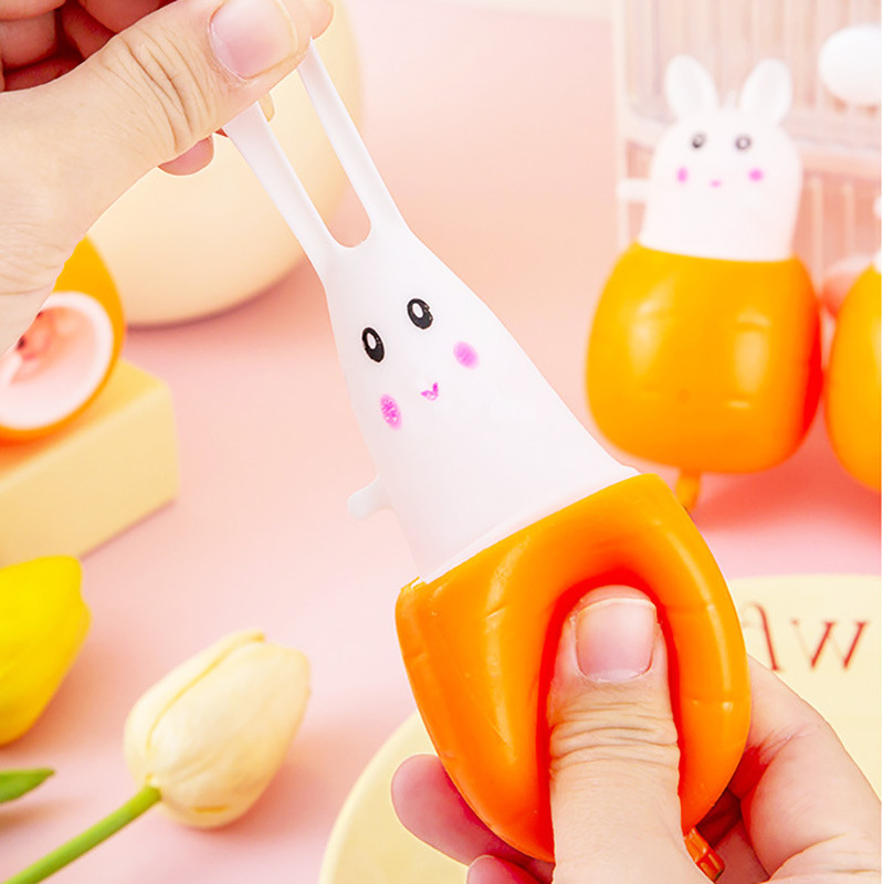 ニンジンのウサギを解凍してコップを押して子供を減圧します。|undefined