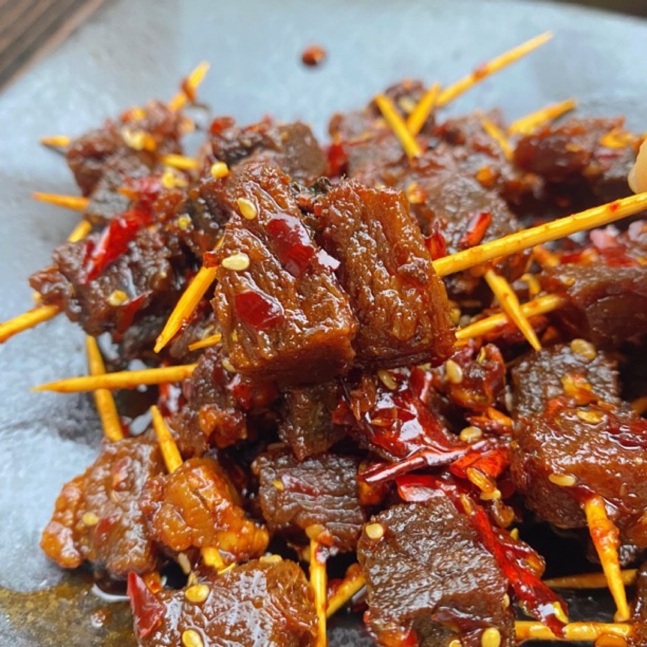 四川冷吃牙签牛肉特产香辣零食成都卤味小吃酒吧KTV整箱批发