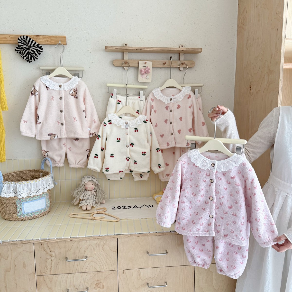 Niños con ropa de hogar, niñas y niños con camisetas de invierno, camisetas de invierno