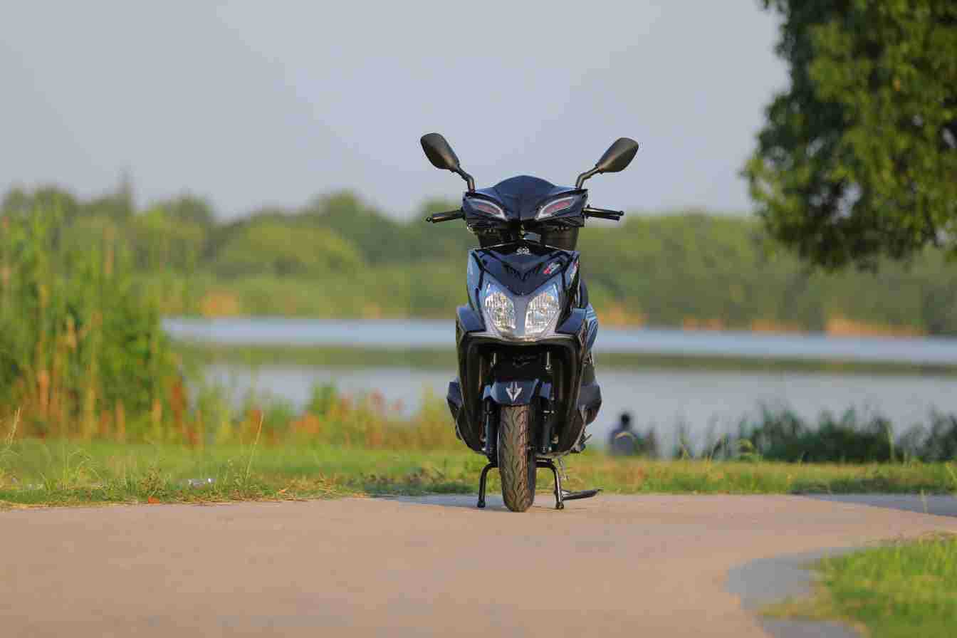 Brand New Domestic Fuel Scooter, High Power, Long Battery Life, Fuel-Saving Motorcycle, Adult Commuting and Long-Distance Running King