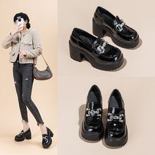 ������Ь�|��ט���ЬŮ�¿�һ�_��Ь�Ӻ�ɫСƤЬˮ�Ӣ���L��Ь