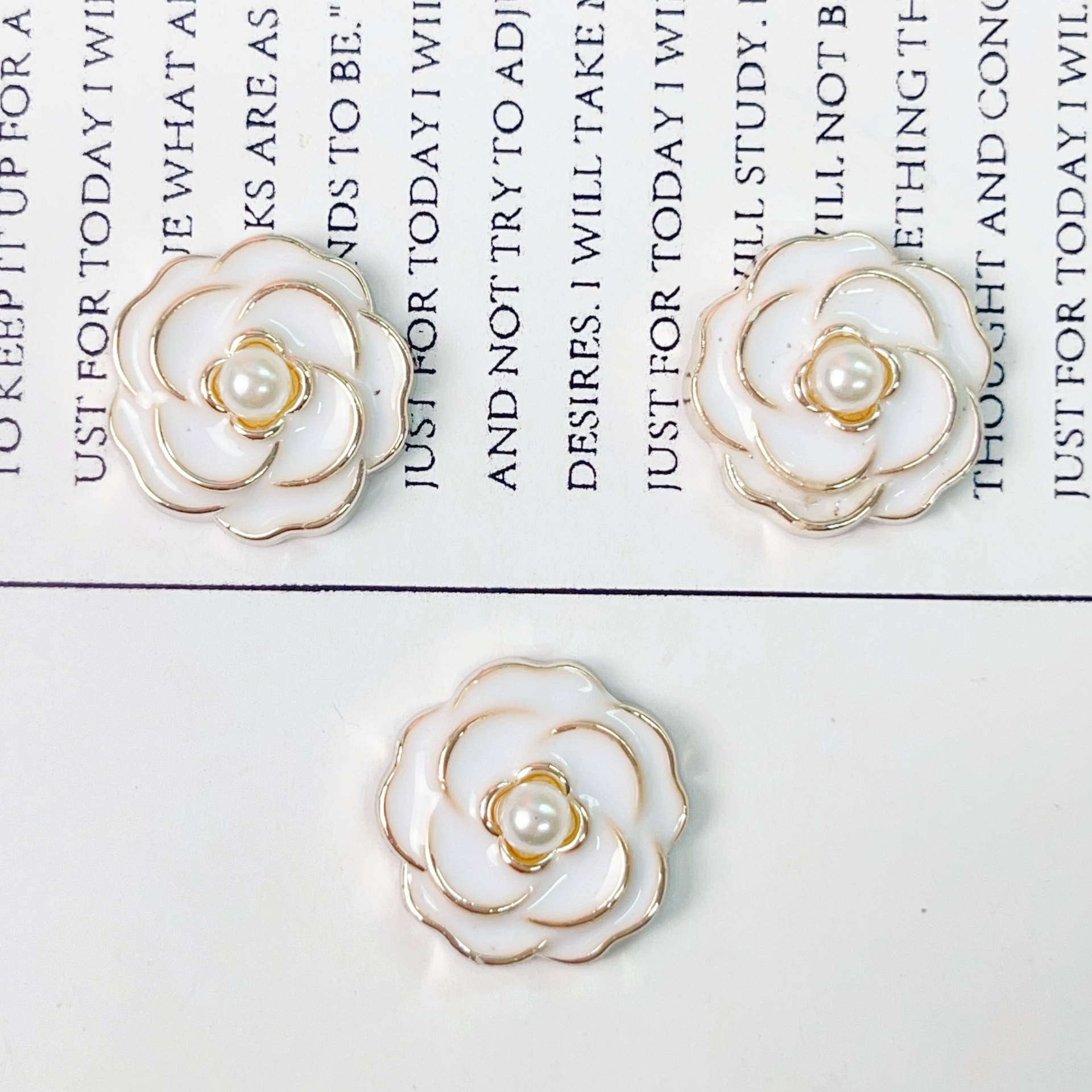 Corea del sur fragancia goteo de aceite camellia amor diy accesorios de joyería caja de teléfono móvil bolsas de zapatos material de parche de hebilla