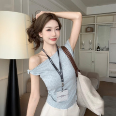 ホットガールワンラインネックTシャツ不規則な斜め肩ツイスト半袖夏純粋な欲望の女性のTシャツ甘くてスパイシーなスタイルのショートトップ