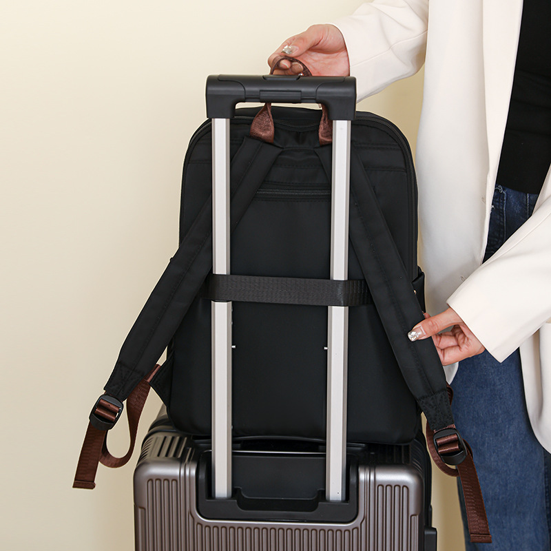 En stock al por mayor 2024 nuevas mujeres mochila de nylon simple color sólido gran capacidad ordenador mochila estudiante