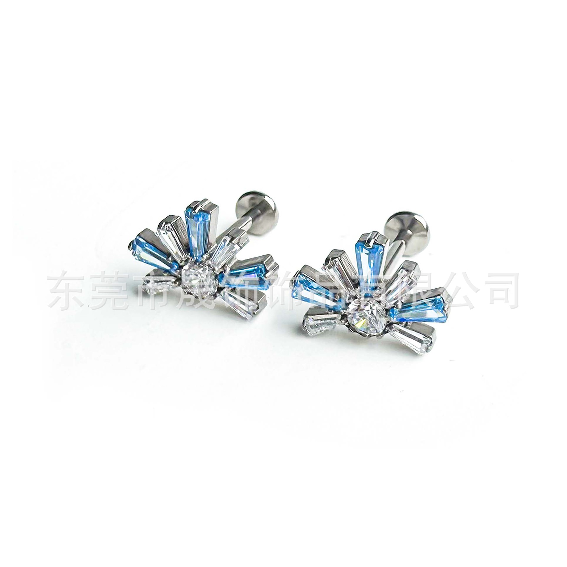 F136 Titanium 小雏菊烟 Flower 渐变 Ear Stud 包 Studded Cubic Zirconia Helix Cartilage Stud G23 Implant Grade Titanium 人体 Piercing Jewelry