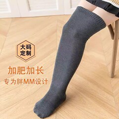 膝を通す女性は筒を落とさないでゴムをつけます。