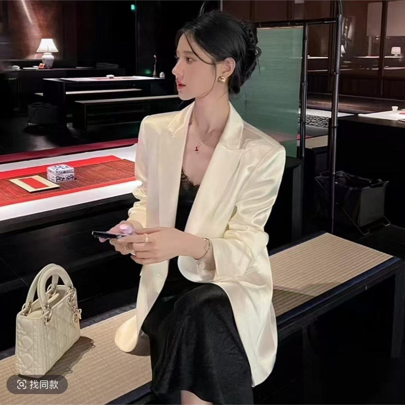 Real Shot Celebrity Satin Small Suit Jacket Women's 2025 Spring and Summer New Suit Casual Elegant Korean Style Real Shot Celebrity Satin Small Suit Jacket Women's 2025 Spring and Summer New Suit Casual Elegant Korean Style