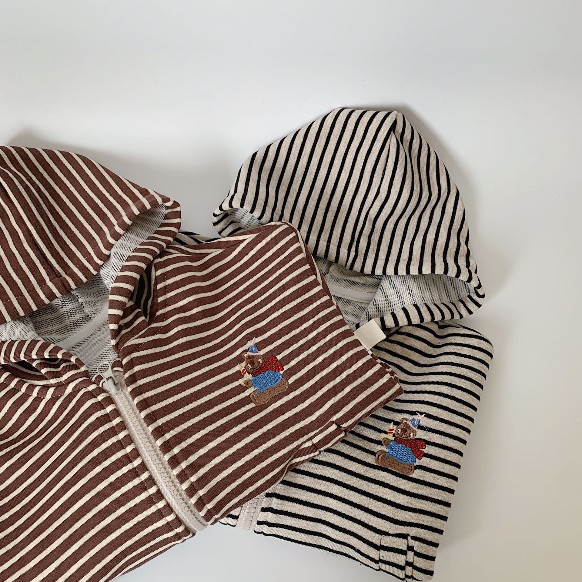 Maibao niños oso cardigan 2024 primavera nueva historieta impresa de rayas chaqueta moda