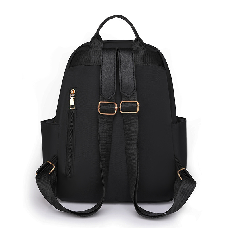 2023 nueva mochila de nailon para mujer coreana, remache de diamantes de moda, mochila de viaje de cercanías de gran capacidad al por mayor