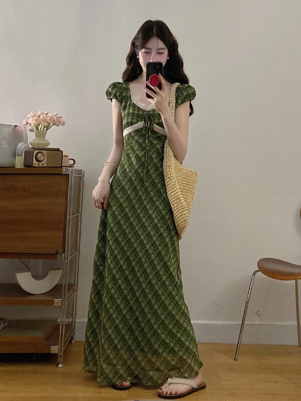 Vintage green plaid lace-trimmed square-neck dress with straight shoulders, summer plus-size tea dress, Mori-style long dress Vintage green plaid lace-trimmed square-neck dress with straight shoulders, summer plus-size tea dress, Mori-style long dress
