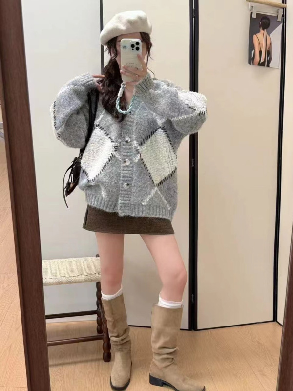撞色菱格植绒开衫毛衣女2025秋冬新款宽松休闲慵懒风V领针织外套|undefined
