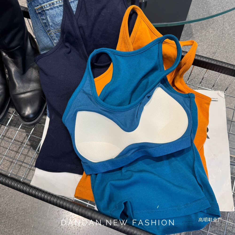 DANDAN's early autumn new color-blocked camisole with integrated bra padding, perfect for layering or wearing on its own, showcasing a beautiful backless design.